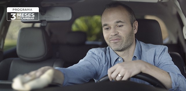 ANDRÉS INIESTA : NISSAN LEAF CARGA DUDA