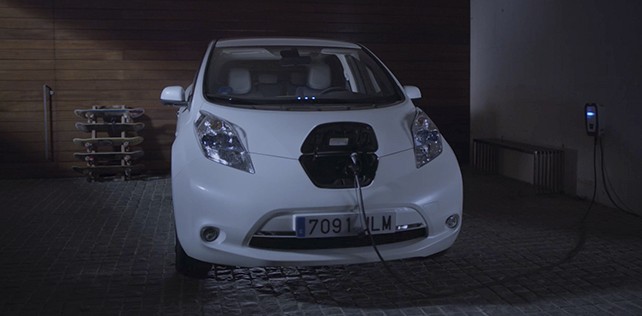 ANDRÉS INIESTA : NISSAN LEAF CARGA FÁCIL